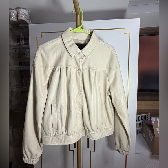 🚨 NWOT Bagatelle Collection Cream Leatherette Bomber Jacket - Picture 2 of 9
